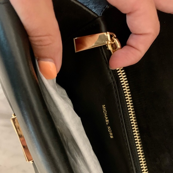 Mint -LIKE NEW- Michael Kors Medium CeCe Bag - Picture 14 of 15